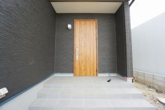 ブラウントーンの玄関扉＾＾外壁とマッチングしていてかっこいいですね＾＾家の顔となる玄関扉がかっこいいと、たくさんの人を招き入れたくなりますね＾＾