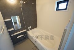 1日の疲れを癒すくつろぎのバスルーム。足を伸ばしてもゆったりと入れるサイズです。お子様と一緒にお風呂に入っても狭くないですね^^