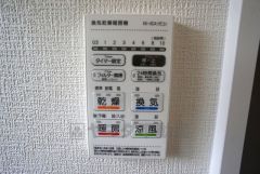 浴室暖房乾燥機には、暖房、乾燥、涼風、換気の4つの機能が付いています。タイマー付きです。