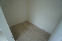 収納力豊富なウォークインクローゼット付き。洋服や小物などを1箇所にまとめて美しい収納を実現します。