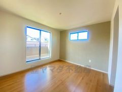 住む人のこだわりを活かす洋室＾＾日当たりがよく、寝室としての利用もおすすめ。広めのクローゼットもあり荷物もすっきり片付けれ、ゆとりのある暮らしが出来ます＾＾