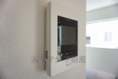 同仕様写真。防犯性もばっちり、TVモニター付きインターフォン完備。大きなモニターで玄関先を確認できます。録画機能が付いているので不在時の訪問者も確認できて安心です^^
