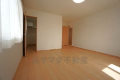 主寝室は大型ベッドを置いても余裕の広さを確保しています。お気に入りの家具とインテリアで素敵な部屋を作りましょう。 たっぷり収納できるWIC付き＾＾