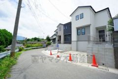 須恵第三小中学校まで徒歩9分。須恵中学校まで徒歩14分とお子様の通学が安心な距離です＾＾ 2面方向、道路に面しており日当り風通し良好です＾＾
