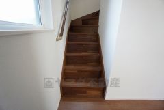 ご年配の方でも安心できる、手すり付き階段です＾＾段差も低めで設定されてますので安全性にも優れてますね＾＾