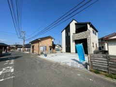 前面道路は公道西側6.5ｍ。幅広いためお車の離合や駐車スムーズです＾＾