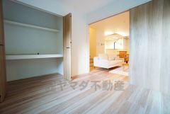 木目調のシンプルデザインで落ち着きと安らぎの空間に仕上げています。各部屋に収納が完備されているので、お荷物が多くなっても安心の設計です。