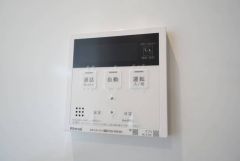キッチン横からお湯張り、追い炊き、足し湯がボタン一つで楽々操作できる給湯機リモコンです＾＾忙しい夕飯の準備の時間帯に重宝しますね。