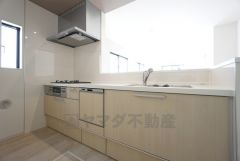 同仕様写真。対面式カウンターキッチンでお子様の様子が見守れます。カウンタートップは耐熱性に優れており、日ごろのお掃除もふき取るだけでＯＫ。ステンレスシンクも簡単にお掃除できますよ。