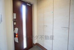 たっぷり収納できるシューズボックスです。家族全員の靴がきれいに整頓できます。棚の上にお花や写真を飾っても良いですね。