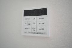 キッチン横からお湯張り、追い炊き、足し湯がボタン一つで楽々操作できる給湯機リモコンです＾＾忙しい夕飯の準備の時間帯に重宝しますね。