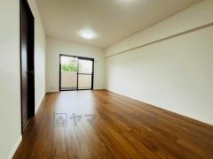 大きな窓のあるリビングは、陽光あふれる明るい空間です。居心地良く、ご家族皆がゆったり寛げる憩いの空間となりそうです。