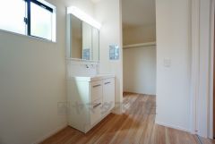 レバーシャワーで引き出して使用できます。収納も一体型になっているので、ドライヤーやヘアアイロンの置き場に困りませんね。