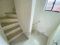 ご年配の方でも安心できる、手すり付き階段です＾＾段差も低めで設定されてますので安全性にも優れてますね＾＾