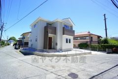 角地で陽当り風通し良好です＾＾ 北側道路約6ｍ、西側道路約5ｍ。 駐車4台。 閑静な住宅地で新生活を＾＾