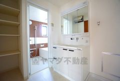 三面鏡つき洗面台。収納も一体型になっているので、ドライヤーやヘアアイロンの置き場に困りませんね。