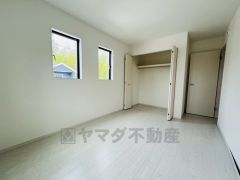 暖かい日差しが差し込む洋室。たっぷり収納できるクローゼット付きでお部屋の中をすっきりと快適に保てます。