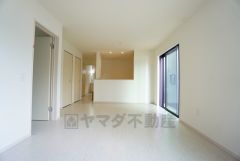 対面式キッチンを中心としたリビングダイニングで家族の会話が弾みそうです。