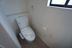 ウォシュレット付トイレです。節水機能もあるので、安心して使えますね。もちろん、1階2階の2ヶ所にトイレがあるので、忙しい朝にもゆとりができますね。