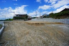 カースペースは停めやすい並列駐車2台付き。