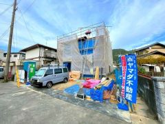 大型車の通行がほとんどなく、騒音や振動が少ないので静かで快適な生活を送れます。 カースペース4台有り。ご夫婦で1台ずつ所有出来ます。