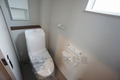 温水洗浄機付トイレです。節水機能もあるので、安心して使えますね。もちろん、1階2階の2ヶ所にトイレがあるので、忙しい朝にもゆとりができますね。