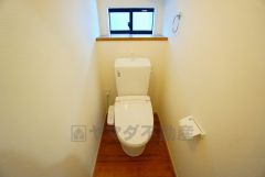 温水洗浄機付トイレです。節水機能もあるので、安心して使えますね。もちろん、1階2階の2ヶ所にトイレがあるので、忙しい朝にもゆとりができますね。