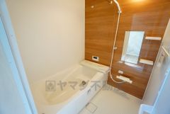 1日の疲れを癒すくつろぎのバスルーム。足を伸ばしてもゆったりと入れるサイズです。お子様と一緒にお風呂に入っても狭くないですね^^