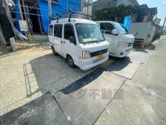 駐車スペースはゆとりある3台分を確保。マイカー用に、お客さま用に、余裕を持ってご利用いただけます。