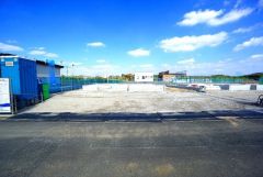 カースペースは停めやすい並列駐車4台付き。