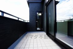 バルコニー＾＾お洗濯物も気持ちよく干せそうです。 テーブルとイスを置いてカフェタイムや日光浴、星を眺めたりも良いですね^^