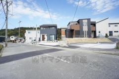 広々した前面道路は、交通量も少なく小さなお子様も安心。