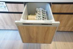 家事の時間が短縮できる食器洗浄乾燥機付。後片付けもラクラクです。 食器を洗う手間が減るので家族とのコミュニケーションの時間や自分の時間が増えますね。