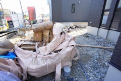 カースペースは停めやすい並列駐車2台付き。