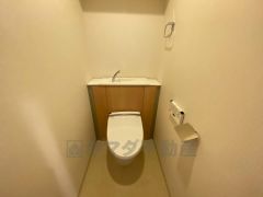 節水・静音設計でエネルギーを効率よく使用し省エネ。汚れをガードする構造でサッと一拭き、お手入れが簡単。手洗い付き。