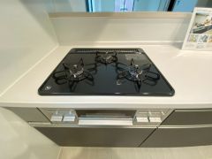 3種類の料理が同時に調理できる、3口ガスコンロ。忙しい夕食の支度時間が短縮できて嬉しいですね。
