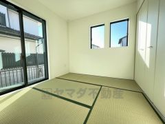 リビングからの続き間として和室をご用意しました。普段はリビングとつなげて開放的なスペースとして。来客時には客間としてお使いいただけます。