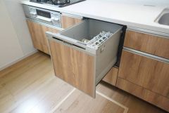 家事の時間が短縮できる食器洗浄乾燥機付。後片付けもラクラクです。 食器を洗う手間が減るので家族とのコミュニケーションの時間や自分の時間が増えますね。