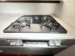 同仕様写真。3口コンロなので、効率よくお料理が楽しめます。毎日のお料理も楽しくなりますね＾＾