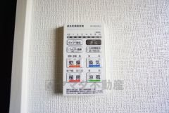 雨の日の洗濯も安心できる浴室暖房乾燥機付き浴室。リモコンで操作もボタン1つで簡単。 浴室暖房乾燥機には、暖房、乾燥、涼風、換気の4つの機能が付いています。タイマー付きです。