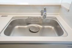 広々とした凸型シンクに洗剤ポケットを標準装備。大きなお鍋など洗いやすいです。洗剤や石鹸、スポンジもすっきりできる収納付き。