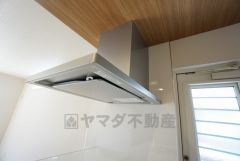 調理により発生する油煙や臭いを吸い込み、屋外へ排気してくれます。