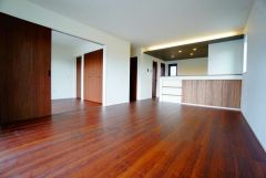 対面式キッチンを中心としたリビングダイニングで家族の会話が弾みそうです。