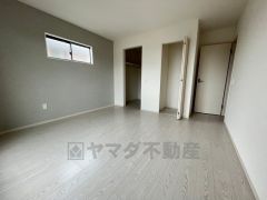 デザインクロスが2階洋室の雰囲気を上品に仕上げています。いつもと違う雰囲気のお部屋をお楽しみください。