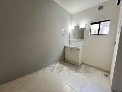 収納が隠れて使いやすい、シャワー付き三面鏡洗面ドレッサーです。朝の準備もぬかりなくできます。