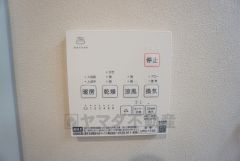 浴室暖房乾燥機には、暖房、乾燥、涼風、換気の4つの機能が付いています。タイマー付きです。