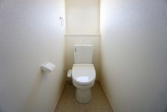 同仕様写真。温水洗浄機付トイレです。節水機能もあるので、安心して使えますね。