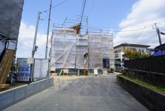 大型車両の通行も少なく静かで快適な生活を送れます＾＾ 前面道路は交通量が少なく小さなお子様がいるご家庭も安心です＾＾