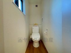 温水洗浄機付トイレです。節水機能もあるので、安心して使えますね。もちろん、1階2階の2ヶ所にトイレがあるので、忙しい朝にもゆとりができますね。