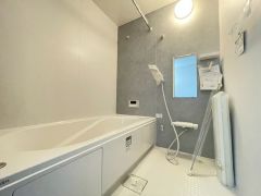 雨の日の洗濯も安心できる浴室暖房乾燥機付き浴室。
